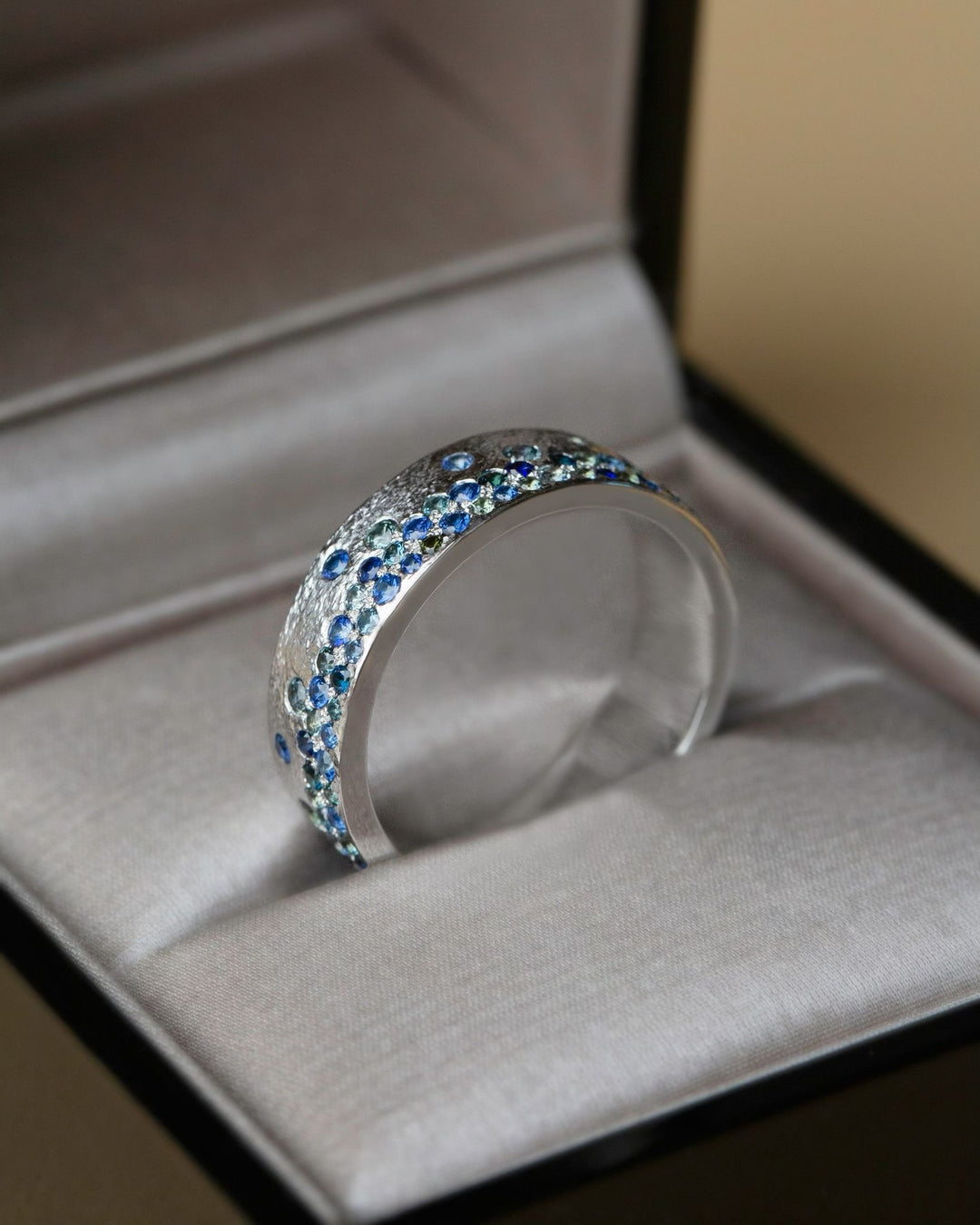 Hammered Mens Wedding Band with Teal and Blue Sapphires 14K Gold,  Unisex Ring