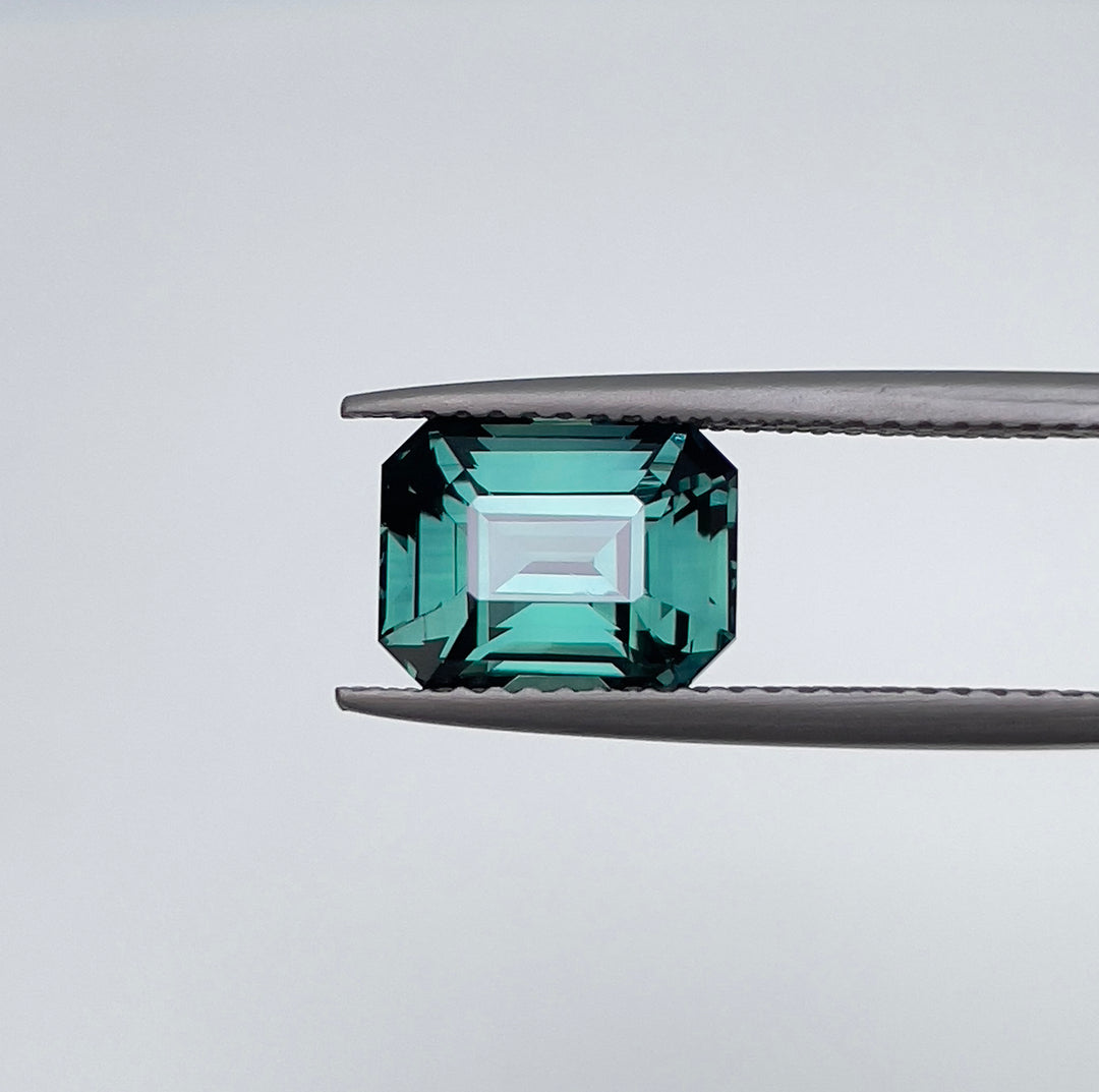 3.23 ct Green Blue Teal Sapphire 6.90x9.00x5.30