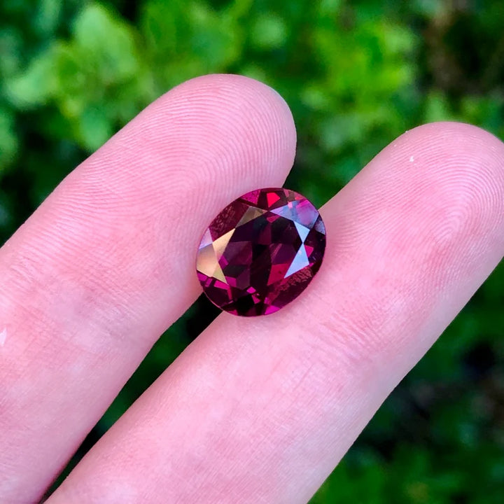 Raspberry Rhodolite Garnet 4.52 ct from Africa Oval Shape