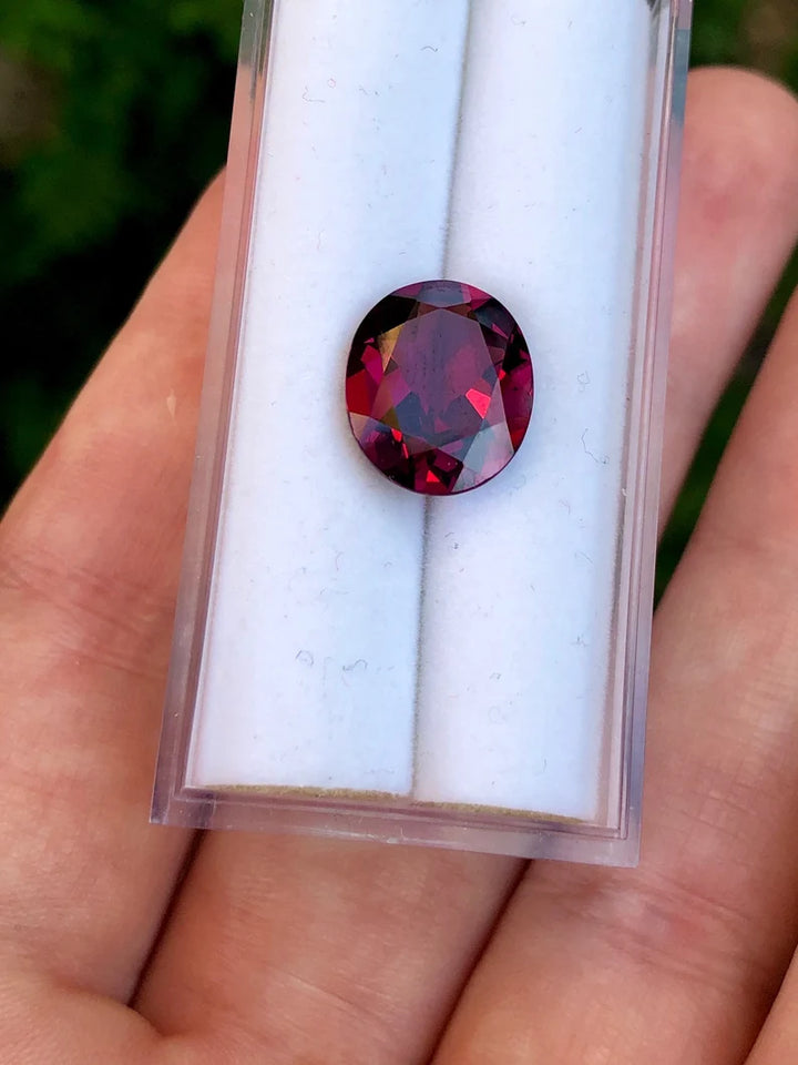 Raspberry Rhodolite Garnet 4.52 ct from Africa Oval Shape